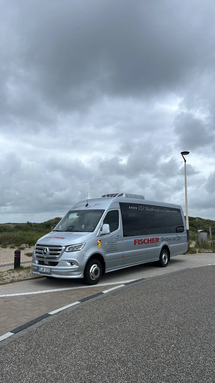 Silberner Mercedes Sprinter Midibus mit VIP-Shuttle-Beschriftung von Fischer Bustouristik