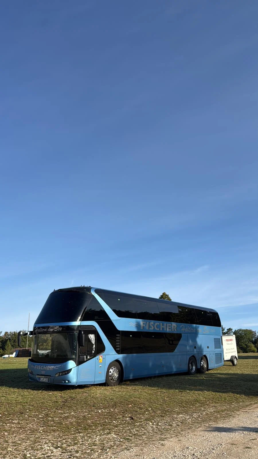 Blauer Neoplan Skyliner Doppelstockbus von Fischer Bustouristik
